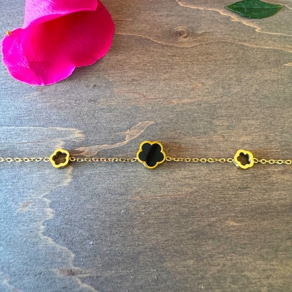 Elegant Gold Flower Bracelet - Picture 5 of 5